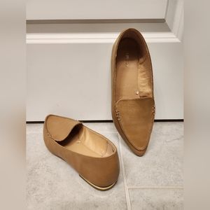 Express tan flat/loafers, size 9